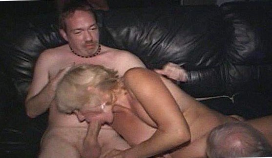 Две молодые и горячие блондинки обожают групповой секс с пристрастием