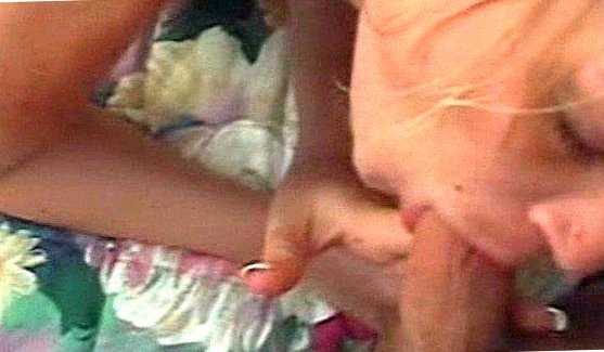 Молодая брюнетка дома показывает на вебку мастурбацию игрушкой